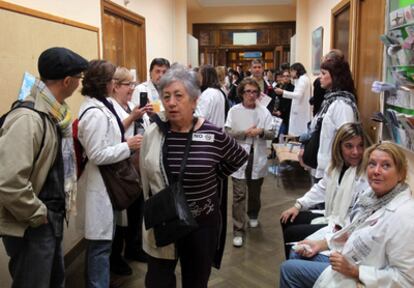 Unos 200 trabajadores han protestado hoy por el cierre parcial que ha sufrido el hospital Vall d'Hebron de Barcelona.