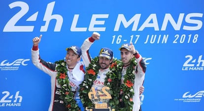 Fernando Alonso, entre Kazuki Nakajima Sebastien Buemi, en el podio de Le Mans.