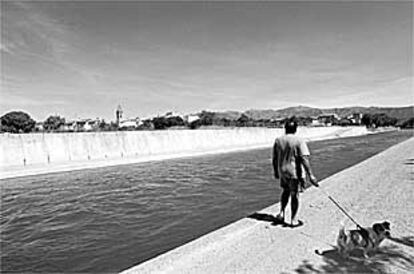 Uno de los canales de riego de los que el ministro Matas propone detraer agua para el trasvase del Ebro.