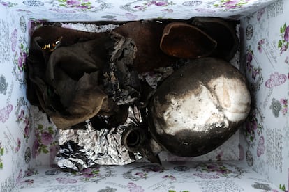 Caja con las pocas pertenencias de Daniel Gullón que quedaron tras el incendio. El bombero falleció en acto de servicio el 17 de julio de 2022 mientras trabajaba en uno de los fuegos de la Sierra de la Culebra.