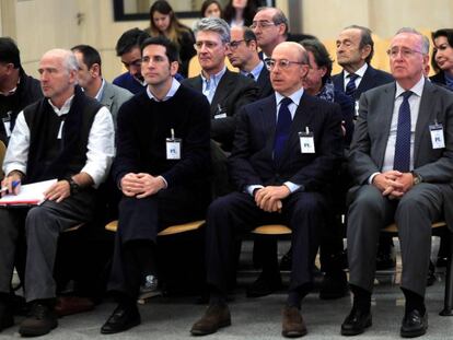 El antiguo presidente de Pescanova Manuel Fernández de Sousa (d), junto a los máximos responsables de la empresa entre 2009 y 2013, en la Audiencia Nacional