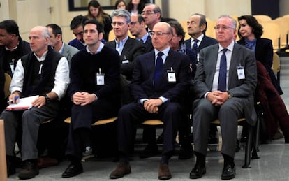 El antiguo presidente de Pescanova Manuel Fernández de Sousa (d), junto a los máximos responsables de la empresa entre 2009 y 2013, en la Audiencia Nacional