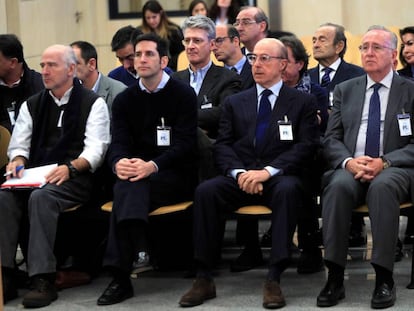 El antiguo presidente de Pescanova Manuel Fernández de Sousa (d), junto a los máximos responsables de la empresa entre 2009 y 2013, en la Audiencia Nacional