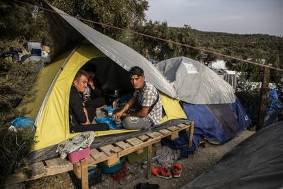 La mayoría de refugiados que están llegando en las últimos meses son afganos. Antes de llegar a su destino recorren un largo camino, un viaje en el que han sido víctimas de las mafias para cruzar varias fronteras. Al final tienen que lanzarse al mar desde Turquía en embarcaciones precarias.