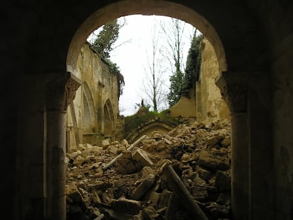 Interior del monasterio de San Salvador, en Nogal de las Huertas (Palencia), tras el derrumbe del cimborrio en 2004.