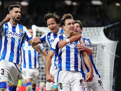 Los jugadores de la Real Sociedad celebran el gol de Oyarzabal ante el Athletic este sábado.