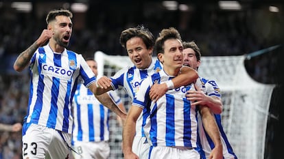 Los jugadores de la Real Sociedad celebran el gol de Oyarzabal ante el Athletic este sábado.