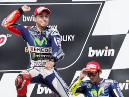 Lorenzo y Rossi en el podio de Brno.