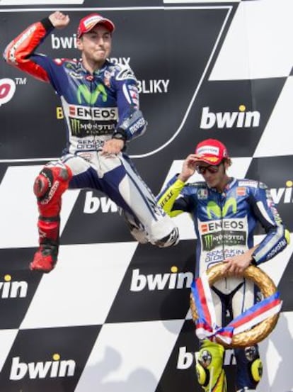 Lorenzo y Rossi en el podio de Brno.