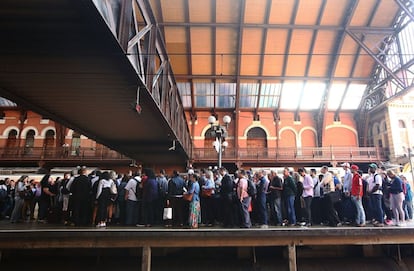 Aglomeração de passageiros na estação Luz, de metrô e trem, no centro de São Paulo.