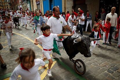 Encierro Txiki en el que los niños corren delante de los toros de juguete, durante el quinto día de los encierros de San Fermín.