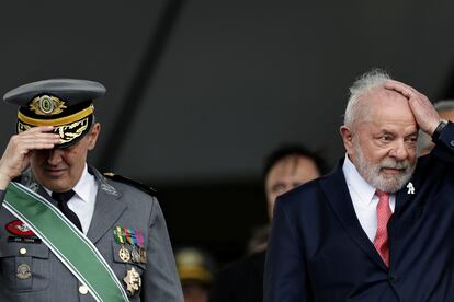 El general Tomás Miguel Mine Ribeiro junto a Lula, presidente de Brasil