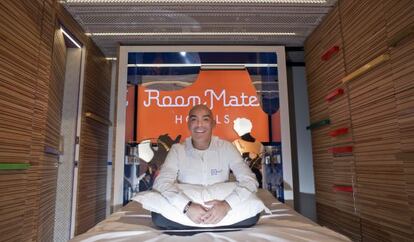 Kike Sarasola presenta el stand de Room Mate en Fitur el pasado enero.