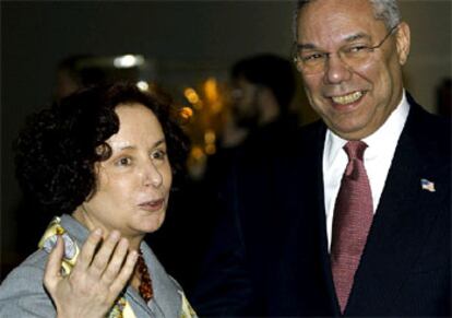 Ana Palacio (izquierda) junto a Colin Powell, en la sede de la ONU el pasado miércoles.