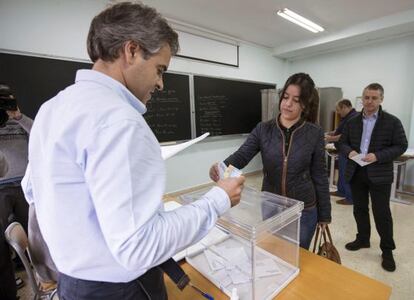 El lehendakari, Iñigo Urkullu, espera para votar en las elecciones europeas mientras lo hace su hija, en el centro de FP de Intxaurrondo, en Durango. 