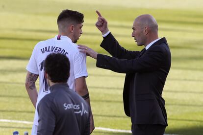 Zidane da instrucciones a Valverde en el partido contra el Elche.