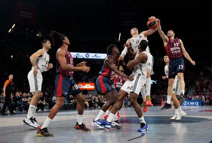 Mario Hezonja (11) of Real Madrid compite con Nikolaos Rogkavopoulos (17) durante el partido de Euroliga entre Baskonia y Real Madrid este martes.