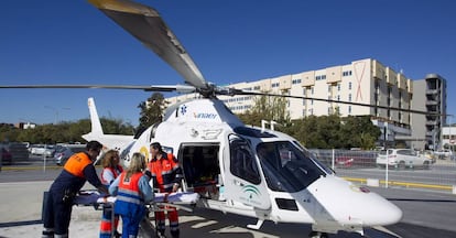 Uno de los helicópteros del 061 andaluz, en su sede de Málaga.