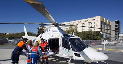 Uno de los helic&oacute;pteros del 061 andaluz, en su sede de M&aacute;laga.