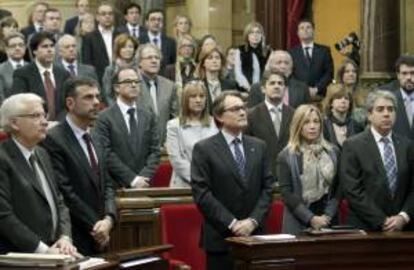 El Parlamento catalán guarda un minuto de silencio en recuerdo de las víctimas del 11 de marzo de 2004. EFE/Archivo