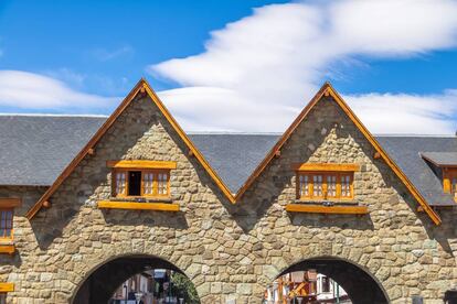 Bordeando el lago Moreno surgen edificios de madera que explican la existencia de una nutrida colonia suiza.