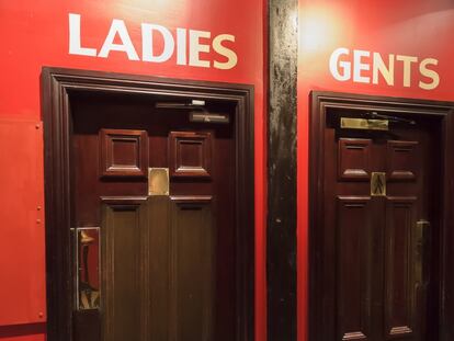 El cartel que las inglesas encuentran en el baño de sus bares (y nosotras, por desgracia, querríamos en los nuestros)