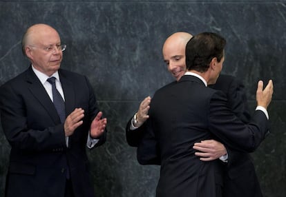 El presidente Peña Nieto felicita a González Anaya durante su nombramiento