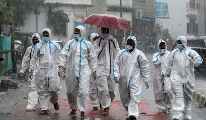 Sanitarios en un barrio de Bombay (India).