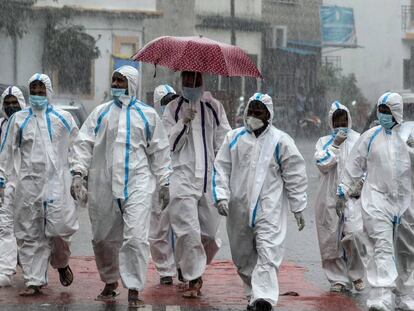 Sanitarios en un barrio de Bombay (India).