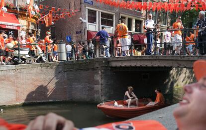 Un hombre contemplativo en el barrio rojo de Amsterdam no parece tan agobiado por la inminencia de la final.