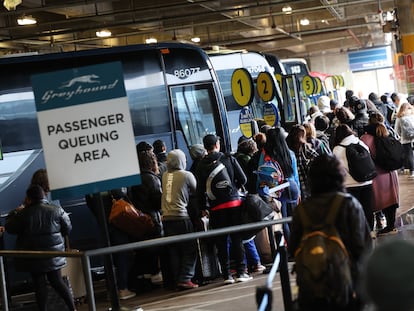 Viajeros esperan para subir a los autobuses en Washington, DC, en noviembre de 2023.
