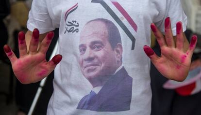 La imagen del presidente Abdelfatá al Sisi, en la camiseta de un partidario en un colegio electoral de El Cairo.