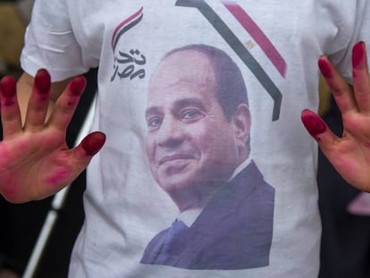 La imagen del presidente Abdelfatá al Sisi, en la camiseta de un partidario en un colegio electoral de El Cairo.