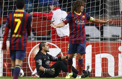 Puyol y Pinto se lamentan de un gol del Ajax.