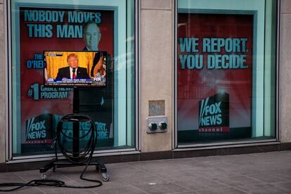 Una televisión retransmite desde los estudios de Fox una rueda de prensa de Trump.