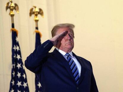 Donald Trump fa la salutació militar des del balcó de la Casa Blanca, el passat 5 d'octubre.