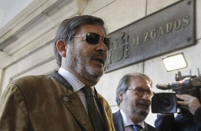 El ex director general de Trabajo, Javier Guerrero, (izquierda), junto a su abogado Fernando de Pablo.