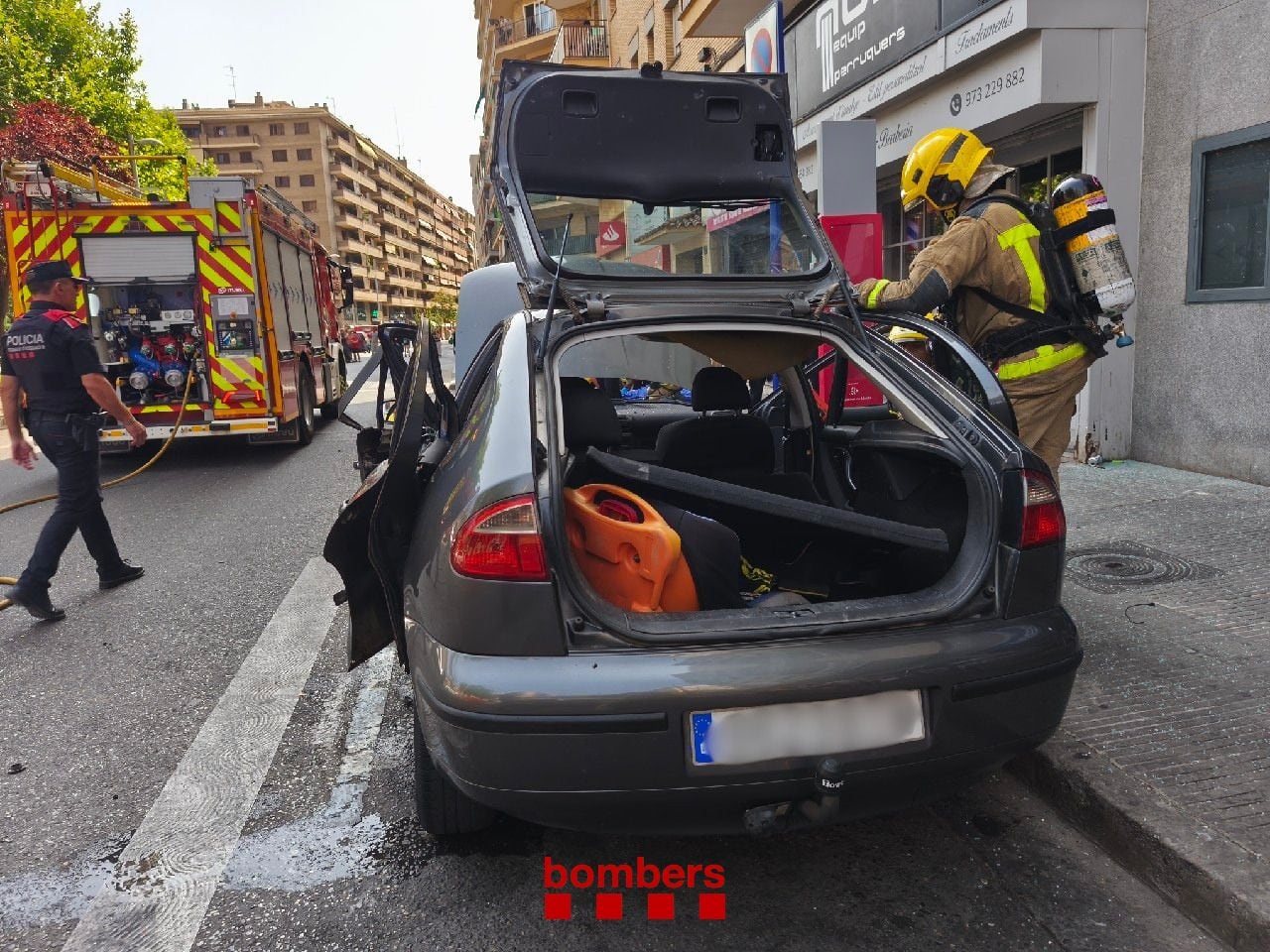 Una explosión en el interior de un coche deja cinco heridos en Lleida