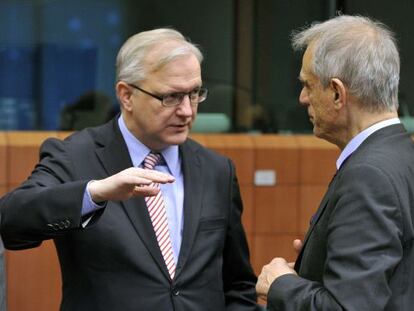 El comisario Olli Rehn, con el ministro chipriota de Finanzas. 