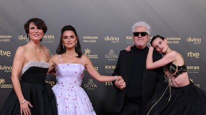 Desde la izquierda, Aitana Sánchez Gijón, Penélope Cruz, Pedro Almodóvar y Milena Smit, el sábado a la entrada de la ceremonia de los premios Goya.