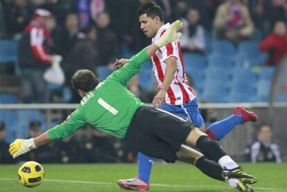 Agüero trata de driblar a Aranzubia.