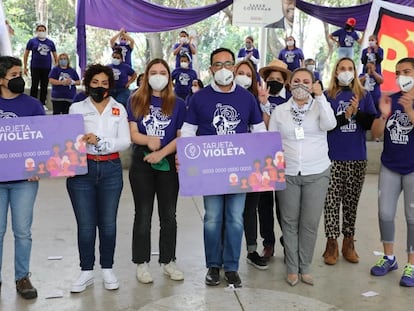 El candidato de Morena a la alcaldía Miguel Hidalgo, Victor Hugo Romo de Vivar, durante un evento donde se repartió la 'Tarjeta violeta', el 14 de abril de 2021.