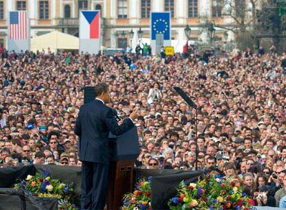 En Praga fue recibido con gran expectación y levantó una esperanza que Bush nunca consiguió entre los europeos. En la fotografía, Barack Obama ofrece un discurso sobre armamento nuclear ante 30.000 personas en la plaza de Hradcanska.