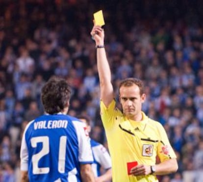 El árbitro sanciona a Valerón