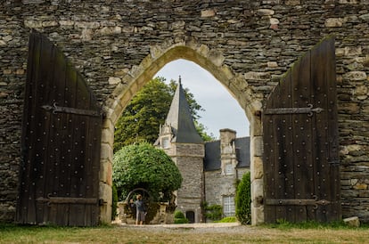 Vista del castillo y de las murallas de Rochefort-en-Terre.