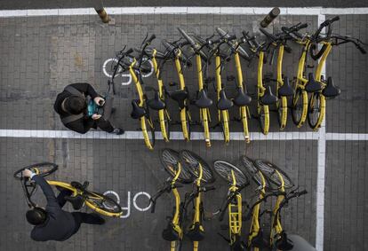 Zona de destribución de bicicletas de alquiler en una calle de Pekín (China), el 11 de abril de 2017.