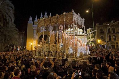 Los fieles rodean la imagen de la virgen de la Esperanza, tras la salida de la basílica de La Macarena.