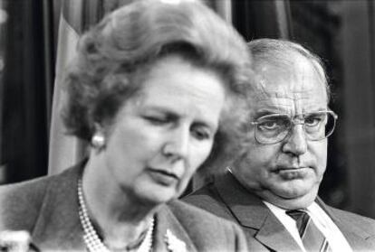 1986, Margaret Thatcher y Helmut Kohl atienden una conferencia de prensa en Bonn. Ella estuvo 11 años como primera ministra y él, 16 como canciller.