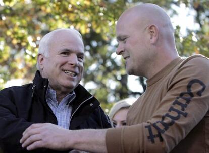 Joe Wurzelbacher, más conocido como 'El fontanero', se dio a conocer en un debate televisado entre Obama y McCain y representa la clase media estadounidense. En la imagen, junto con McCain.
