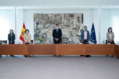 De izquierda a derecha, las vicepresidentas Nadia Calviño y Carmen Calvo, el presidente del Gobierno, Pedro Sánchez, y los vicepresidentes Pablo Iglesias y Teresa Ribera, en el Consejo de Ministros.